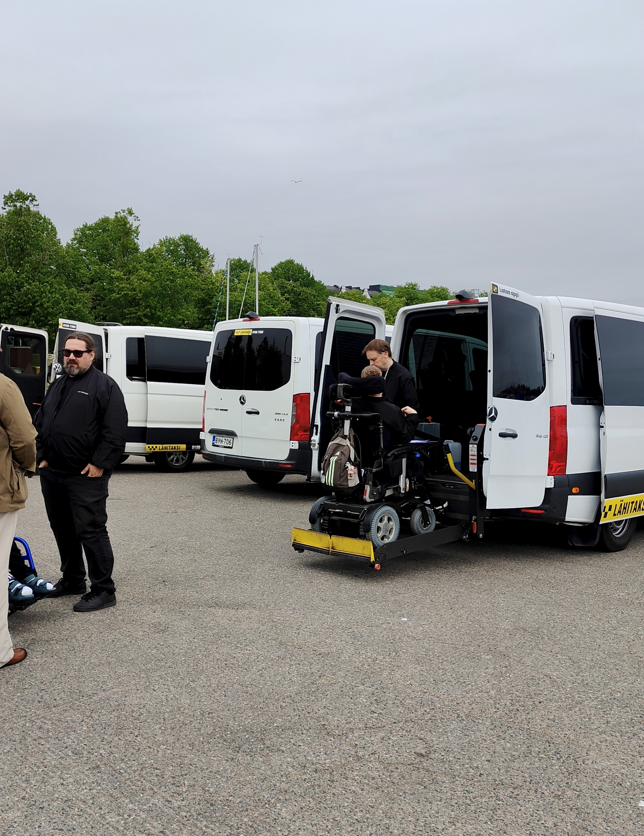 Espoon Taksipalvelun kuljettaja asiakkaan kanssa